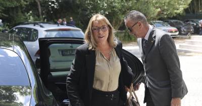 A ministra do Trabalho, Solidariedade e Segurança Social, Maria do Rosário Ramalho (E), à chegada para a reunião plenária do Comissão Permanente de Concertação Social, no Conselho Económico e Social (CES), Palácio das Laranjeiras, em Lisboa.