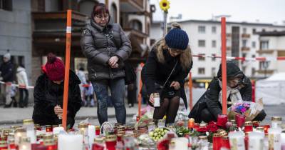 Pessoas prestam homenagem às vítimas mortais da explosão ocorrida na passagem de ano, na Suíça.