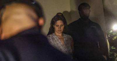 Transportados pela GNR, a mulher francesa de 41 anos, mãe dos dois menores, de 4 e 5 anos, e o homem de 55 anos, igualmente francês, saíram do tribunal por volta das 24:00 e rumaram às instalações do Posto Territorial de Palmela da Guarda, onde vão pernoitar, constatou a agência Lusa no local.