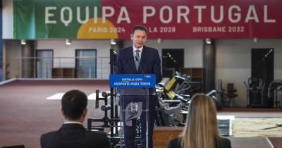 O primeiro-ministro, Luis Montenegro, usa da palavra durante uma conferência de imprensa após a reunião do conselho de ministros, no Centro de Alto Rendimento do Jamor.