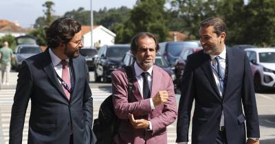 O presidente da mesa do congresso do PSD Miguel Albuquerque (C) à chegada para o 43.º Congresso Nacional, no Centro de Alto Rendimento de Sangalhos, Anadia.