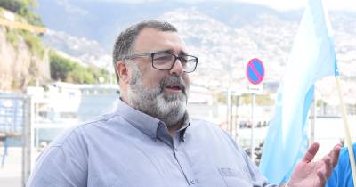 “Cheguei à minha paragem e saio aqui”, escreve, numa declaração onde traça um balanço do seu percurso político e das razões que o levam a abandonar o projeto que ajudou a fundar em Portugal e a implementar na Madeira.