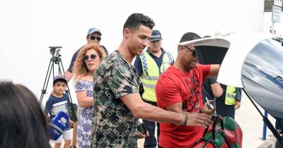 Cristiano Ronaldo e o irmão Hugo Aveiro no aeroporto da Madeira, em julho de 2019.