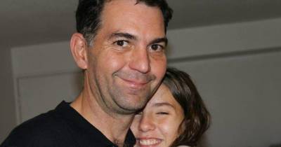 Alejandra Rodriguez com o pai, o coronel Juan Rodriguez Ramos que está a cumprir uma pena de 30 anos.