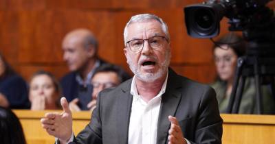 A falta de cobertura dos referidos campos, em ambas as escolas, coloca, aos olhos do grupo parlamentar do partido, “constrangimentos aos alunos e professores, prejudicando o processo de ensino – aprendizagem”