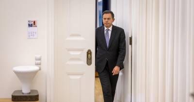 O primeiro-ministro, Luís Montenegro, à chegada para uma declaração aos jornalistas após discutir o programa Portugal Transformação, Recuperação e Resiliência (PTRR) com os partidos políticos, no Palácio de São Bento, em Lisboa.