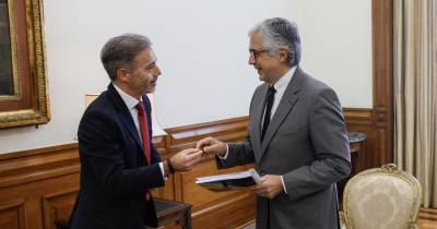 O ministro dos Assuntos Parlamentares, Pedro Duarte, entrega o programa de Governo ao Presidente da Assembleia da República, José Pedro Aguiar Branco, na Assembleia da República, em Lisboa.