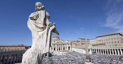 A cerimónia, realizada ao ar livre, contou com a presença de milhares de fiéis de todo o mundo, sobretudo jovens devotos de Acutis, que transportavam santinhos com a imagem do adolescente.
