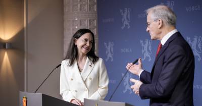 Corina Machado com o primeiro-ministro da Noruega depois de ter recebido o Prémio Nobel da Paz.