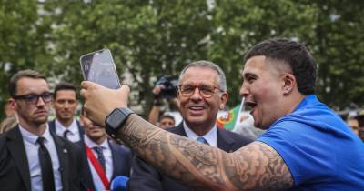 Centenas de portugueses recebem Seguro no Luxemburgo com bandeiras e telemóveis no ar