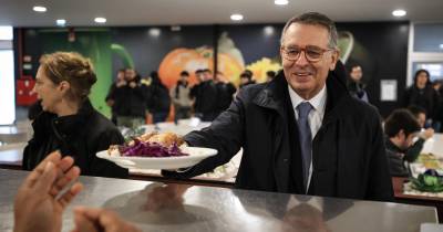 O candidato à segunda volta das eleições à Presidência da República, António José Seguro, almoça com estudantes após uma reunião com investigadores na Faculdade de Ciências e Tecnologia da Universidade Nova de Lisboa, em Lisboa, 29 de janeiro de 2026. Os portugueses elegem o novo Presidente da República em 08 de fevereiro. JOSÉ COELHO/LUSA