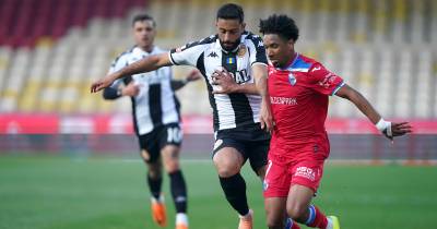 O jogador do Gil Vicente, Tidjany Touré, em ação contra o jogador do Nacional da Madeira, Laabidi, durante o jogo da I Liga de futebol realizado no Estádio Cidade de Barcelos, 17 de janeiro 2026.HUGO DELGADO/LUSA