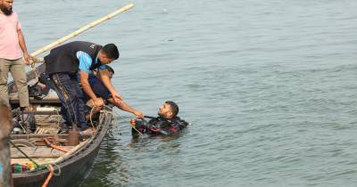 As equipas de socorro e resgate recuperaram 23 cadáveres do interior do veículo pesado, que foi já reerguido, com o apoio da embarcação Hamza.