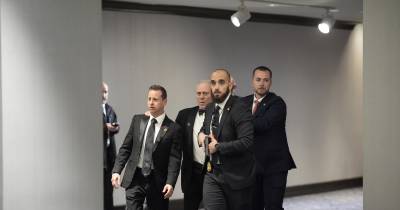 Elementos da segurança retiraram as pessoas do salão onde decorria o jantar.