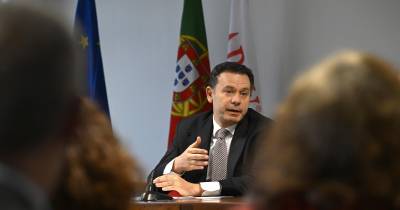 O primeiro-ministro, Luís Montenegro, intervém durante a assinatura de protocolo entre Ministério da Justiça, procuradoria-geral da República e da APAV, no âmbito da inauguração do novo Gabinete de Apoio à Vítima do Departamento de Investigação e Ação Penal Regional (DIAP) do Porto.