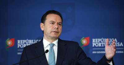 O primeiro-ministro, Luís Montenegro, intervém durante uma conferência de imprensa depois de uma reunião na Casa do Roseiral, com Pedro Duarte, presidente da Câmara Municipal do Porto e Carlos Moedas, presidente da Câmara Municipal de Lisboa.
