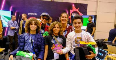 Os alunos da Madeira trazem o troféu.