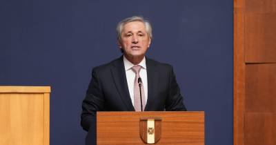 Contentores: um navio chega amanhã cedo e outro à tarde