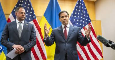 O chefe do gabinete do presidente da Ucrânia, Andriy Yermak, e o secretário de Estado dos EUA, Marco Rubio, falam à imprensa na continuidade das consultas sobre o plano de paz de Trump na Missão dos EUA em Genebra, Suíça.