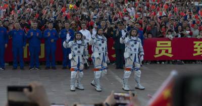 A nave espacial descolou hoje do Centro de Lançamento de Satélites de Jiuquan, no noroeste da China, às 23h08 locais.