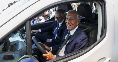 O Presidente da República, Marcelo Rebelo de Sousa conduziu uma viatura elétrica durante na cerimónia que assinala o inicio da produção dos primeiros veículos elétricos da Stellantis e a entrega de 719 viaturas elétricas ao SNS.