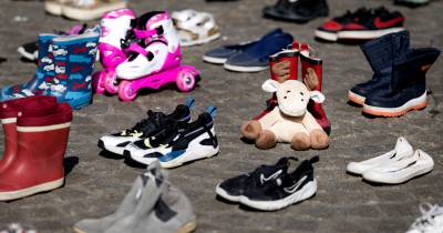 Na Faixa de Gaza, a trégua, que entrou em vigor a 10 de outubro, após mais de dois anos de ofensiva israelita, reduziu a intensidade dos bombardeamentos, mas pouco alterou a vida quotidiana da maioria dos habitantes, que continuam deslocados, sem acesso a serviços básicos e sob constante ameaça de violência.