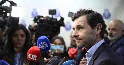 André Villas-Boas (2D), candidato à presidência do Futebol Clube do Porto, fala aos jornalistas na zona mista após exercer o seu direito de voto no estádio do Dragão, Porto, 27 de abril de 2024. Milhares de sócios poderão escolher entre Pinto da Costa (Lista A), André Villas Boas (Lista B) e Nuno Lobo (Lista C).