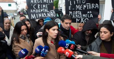 A coordenadora do Bloco de Esquerda, Mariana Mortágua, durante uma visita à localidade de Barco, na Covilhã, onde a população reclama que se pare a exploração mineira de lítio na Serra da Argemela, ainda em fase de prospeção , numa ação de campanha para as eleições legislativas.