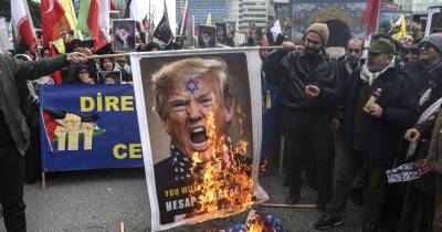 Protesto em istambul contra o ataque conjunto dos EUA e de Israel ao Irão.