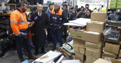 O Presidente da República, Marcelo Rebelo de Sousa, durante uma visita a um armazém de materiais de construção devido aos efeitos de destruição da depressão Kristin, em Ourém.