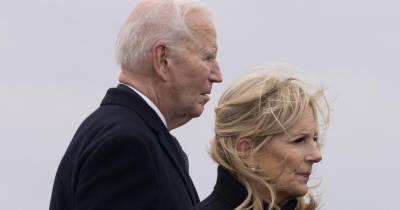 Joe Bide e a mulher prestaram homenagem aos três soldados norte-americanos mortos na Síria.