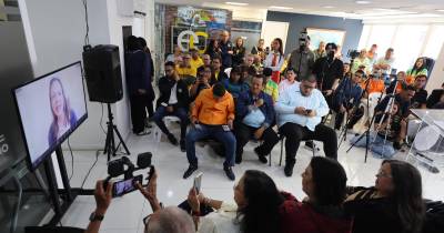 “Quero dizer-vos que muito em breve estarei de volta convosco. Muito em breve. Vamos construir esta força em um grande acordo pela democracia e pela liberdade. Esses grandes acordos e consensos da Venezuela que já está a emergir, porque, à medida que esta tirania é desmantelada, nasce simultaneamente a nova era da Venezuela livre”.