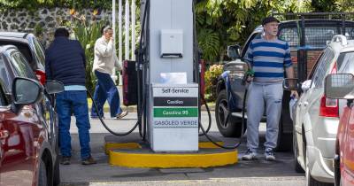 Pessoas abastecem veículos devido ao aumento dos combustíveis a partir de sexta-feira onde a gasolina sem chumbo I.O. 95 octanas passa a custar 1,921 euros por litro e o gasóleo rodoviário 2,004 euros por litro, nos Açores.