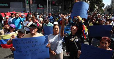 Apoiantes do regime de Maduro saíram à rua em protesto contra a operação americana em solo venezuelano que levou à captura do Presidente.