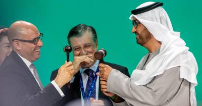 Os países reunidos na cimeira do clima aprovaram, na quarta-feira, “por consenso”, uma decisão que apela a uma transição no sentido de abandonar os combustíveis fósseis.