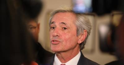 “A verdade é que, a burocracia põe em causa a capacidade de competição das empresas e a concorrência económica, e asfixia a liberdade e a iniciativa individual”, considera o partido liderado por José Manuel Rodrigues.Além do mais, defende, de igu