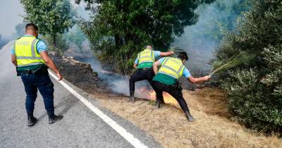 Elementos da GNR combatem incêndio em Vila do Touro, Sabugal.