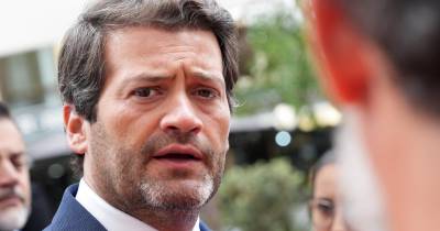 Em causa estão cartazes do candidato presidencial André Ventura, líder do Chega, com as frases “Isto não é o Bangladesh” e “Os ciganos têm de cumprir a lei”.