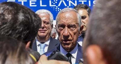 O Presidente da República, Marcelo Rebelo de Sousa fala aos jornalistas no final da cerimónia que assinala o inicio da produção dos primeiros veículos elétricos da Stellantis e a entrega de 719 viaturas elétricas ao SNS, na Stellantis, Mangualde.