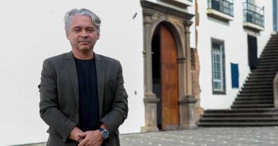 Élvio Sousa classifica de “revoltante” que o Governo “não tenha 12 cêntimos para honrar compromissos com os produtores de cana-de-açúcar”, mas “espatife mais de três milhões de euros com excesso de nomeados amigos do PSD/CDS apenas para manter clientelas partidárias”.