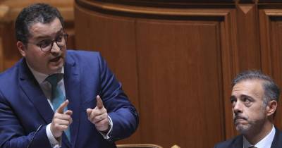 O ministro das Finanças, Joaquim Miranda Sarmento, ladeado pelo ministro da Presidência, Pedro Duarte, intervém durante a sessão plenária de discussão do programa de Governo, na Assembleia da República.