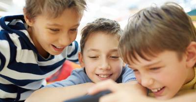 Parlamento aprova limitação de acesso de crianças e jovens a redes e plataformas online