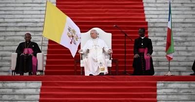 Papa critica na Guiné Equatorial colonização dos recursos minerais de África