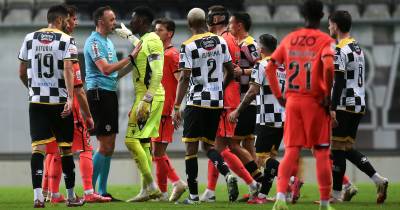 O jogador do Vitória de Guimarães, Bruno Varela, reage após insultos durante o jogo com o Boavista.