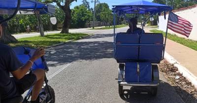 Um tuk tuk em Havana com uma bandeira dos EUA, quando este país é acusado pelo regime local de bloqueio total.