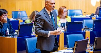 Socialistas trazem educação a debate a “a três dias de comemorar o 25 de Abril”.