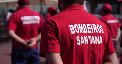 Os Bombeiros Voluntários de Santana foram acionados, por volta das 12h10, para um incêndio em mato no Faial.