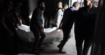 Um ataque aéreo israelita provocou um incêndio num campo de deslocados no sul da Faixa de Gaza, provocando, segundo as autoridades palestinianas, pelo menos cerca de 50 mortos.