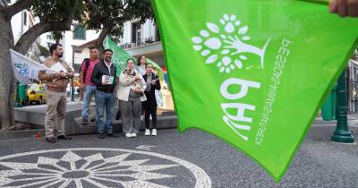 Membros do PAN, durante uma ação política, no Funchal.