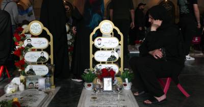 Famílias de membros do Hezbollah visitam campas no dia do Eid al-Adha (Festa do Sacrifício).
